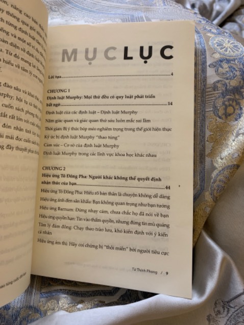 Mình ở trong nội thành thì trưa hôm trước đặt, sáng hôm sau đã nhận được hàng rồi 💞 Khi nhận được hàng mình rất hài lòng vì chú shipper rất dịu dàng và hộp bọc vuông vức, sách còn mới nguyênn :3 
Sau gần 2 ngày thì mình đã đọc xong cuốn này. Tình cờ lướt được em nó trên *** nên đặt hàng về đọc luôn. Đoạn đầu mình cảm thấy đọc khá là cuốn, tác giả lồng ghép nhiều ví dụ ngoài thực tiễn vào nên cảm giác không bị khô khan. Quả thực đọc cuốn này nhiều khúc mình phải Ồ lên vì nó đúng á mn 🥲 đúng là các quy luật, định luật, hiệu ứng có khác. Và có nhiều chương mình cảm thấy rất là biết ơn, vì cho mình rất nhiều động lực để bắt tay vào hành động, thoát khỏi vòng luẩn quẩn hằng ngày, cũng động viên ta biết đặt mục tiêu lớn để có thể khai thác được hết tiềm năng của bản thân (phân tích dựa trên các thí nghiệm khác nhau). Tuy nhiên thì đọc tới cuối mình cảm thấy hơi bị ít “cuốn” hơn một chút. Cảm giác nó khá là lí thuyết, chung chung, na ná self-help hơn, nên về cuối mình đọc khá lướt á 😓 cá nhân mình thì thấy vậy hoy. Anyway, mình vẫn thấy bé này đáng mua nhaaa 💙 Chúc mn có trải nghiệm vui vẻ