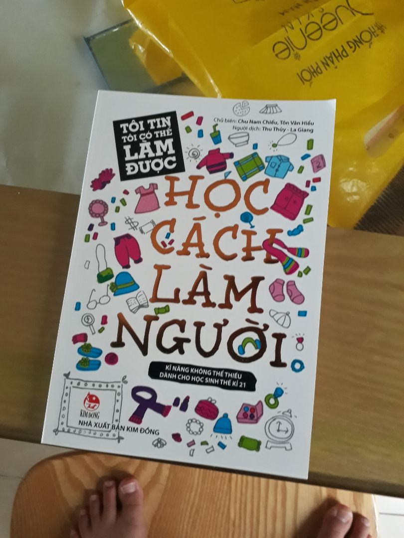 hàng quá mắc phi vận chuyển quá cao mà sách lại nhỏ nó còn bị ai chóc ra nữa. Mà trên bao bìa nó bán có 30.000 à mà trên tiki nó lại bán 40.000 luôn ấy chứ !