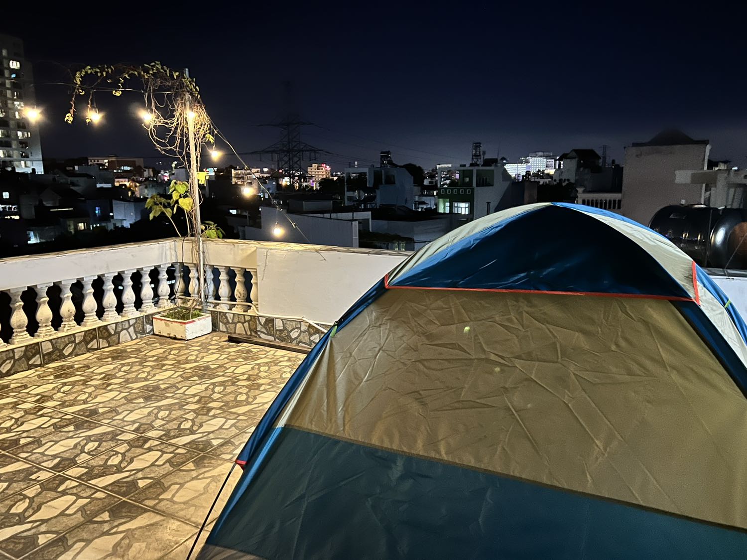 khung lều yếu, nhiều cây bị tét