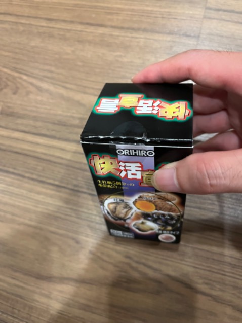 Có mỗi cái tem bóng ngoài vỏ giấy, bên trong chẳng tem nhãn, không giấy tờ miêu tả hay nguồn gốc hoặc hướng dẫn hì—> làm sao biết real hay hàng fake? Muốn trả lại, đề nghị tiki trading trả lời rõ