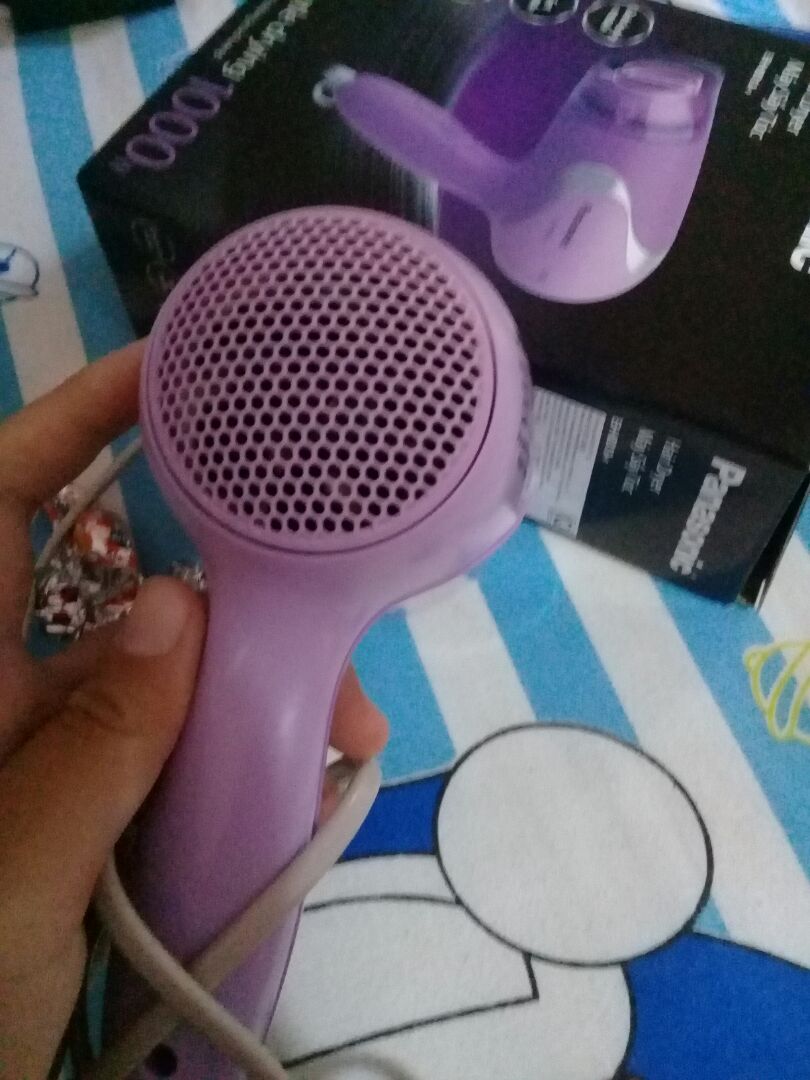 máy chạy êm ái . ko có mùi ion như các máy khác. trong tầm giá . sấy số 1 rất mát. số hơi nóng mát mau khô . số 3 là khô siêu tóc ??. máy chạy rất tốt bé bé cầm vừa tay mk rất xinh và thích hợp du lịch ??