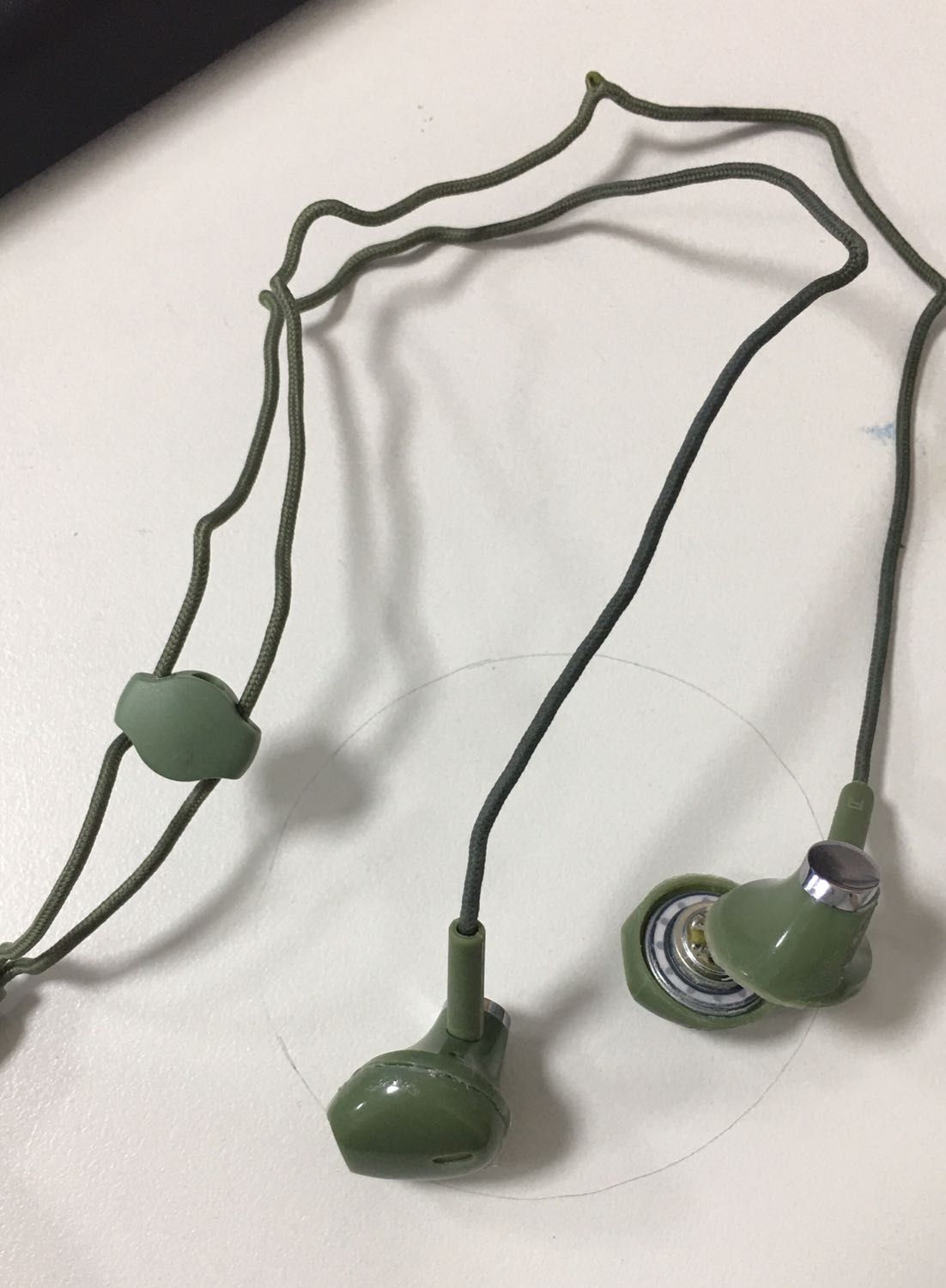 Tai nghe nghe âm thanh ok cho tới khi... Tôi đi công tác bỏ tai nghe vào balo (chỉ xách trên tay đi máy bay), tới nơi bị bể 1 bên, phải lấy keo dán tạm. Đi thêm chuyến xe từ Nha Trang ra Dốc lết bị bể thêm 1 tai còn lại. Sa mạc lời luôn á.