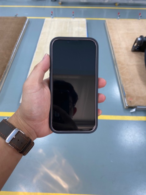 Ốp không ôm hết viền mặt trước.