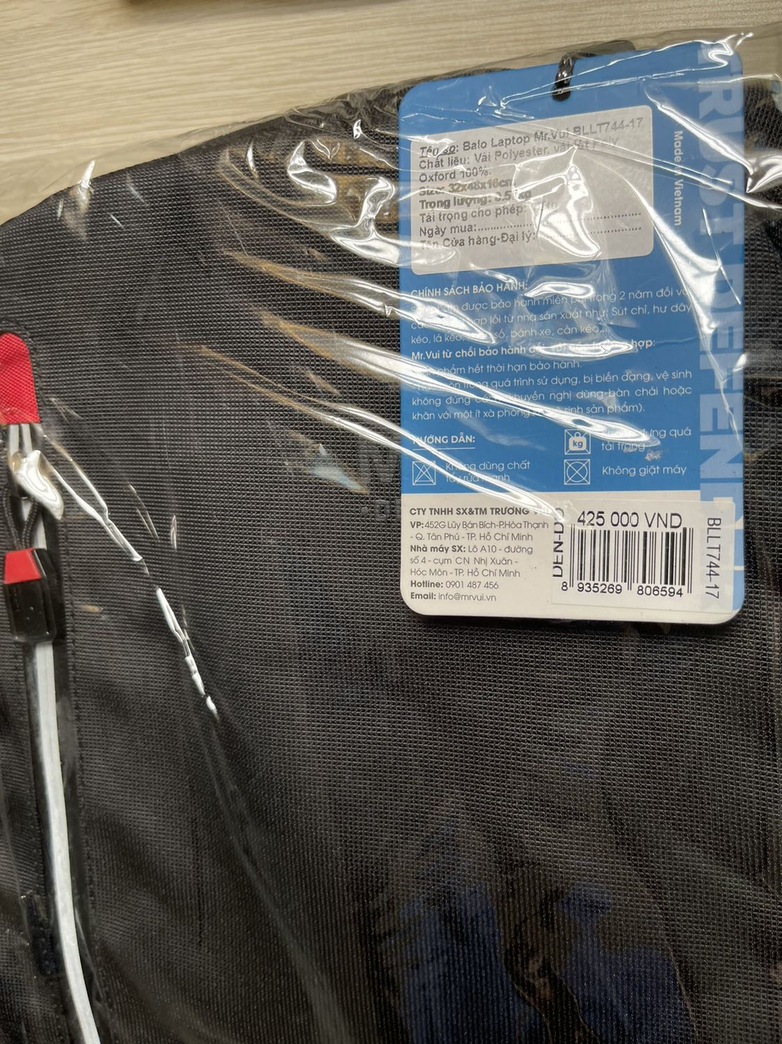 Balo đẹp, có ngăn chống sốc cho laptop và ipad, cổng sạc usb nếu ko xài có thể rút cáp ra cho đỡ vướn