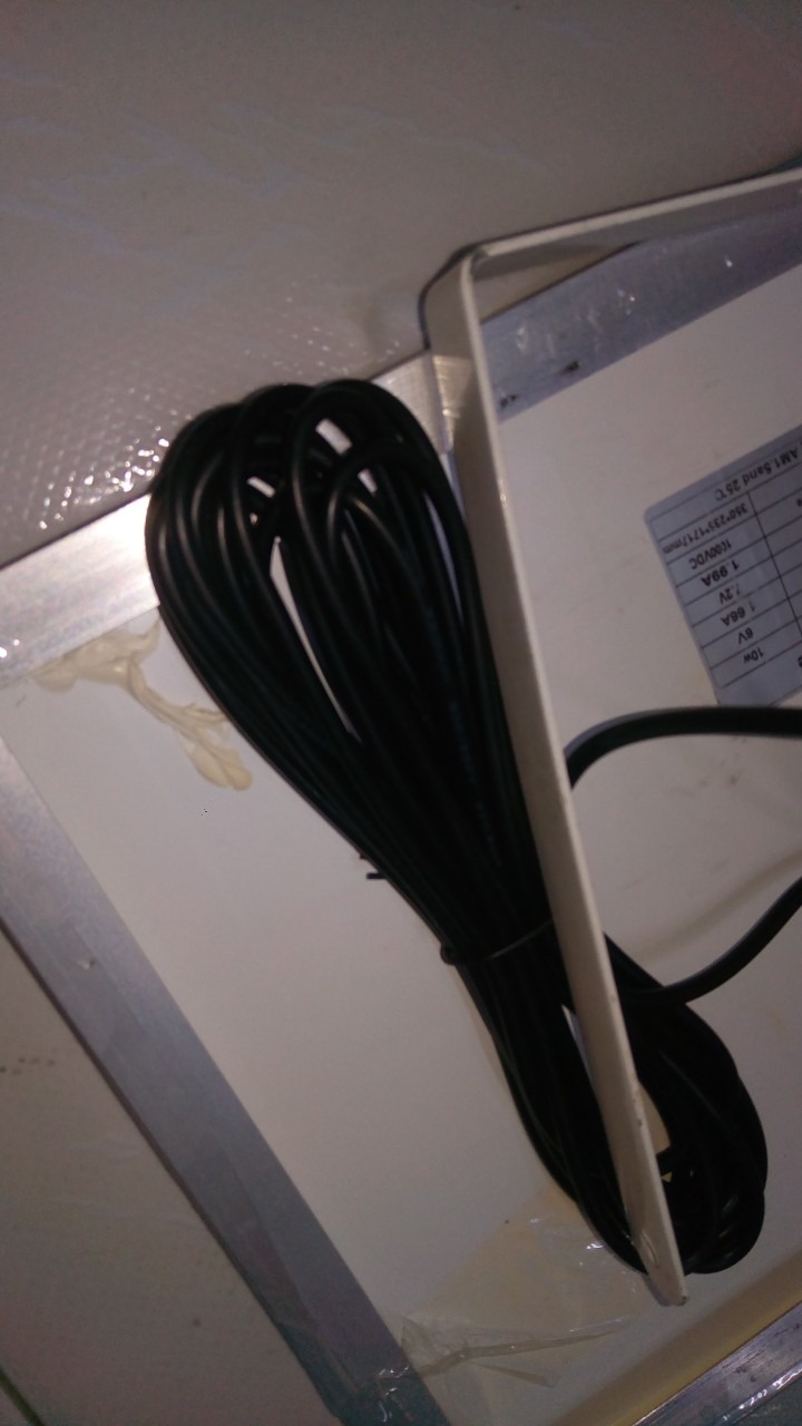 Sản phẩm đèn vỏ bằng nhựa nhưng làm tương tự như sắt, lên ảnh giống như để tòa nhiệt nhưng không phải, chỉ là giả hình sắt. Đèn tỏa nhiệt cao nhưng lại làm khung đèn và vỏ  bằng nhựa.  Khung nhôm bảng Solar quảng cáo: 15W/6V + 420 x 370 x 18mm (hứng ánh sáng mặt trời) giao hàng bảng nhỏ xíu 10W + 350 x 235 x 17.17mm không như quảng cáo. Remote cũ kỹ, siêu trầy như hàng đã xài rồi hoặc đã đổi trả nhiều lần. Tôi cũng đặt 1 số đèn mặt trời tương tự đổi trả nhiều lần do cố tìm loại chất lượng, nhưng lần này mới thấy làm bằng nhựa và đổi trả do sai quảng cáo và cũ kỹ.