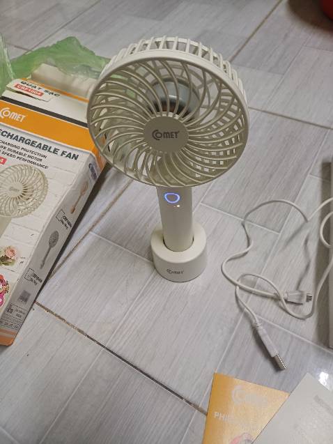 Mình mua với giá 213k sang hôm sau shop lại lên 370k. Quạt mạnh êm và pin khá trâu.