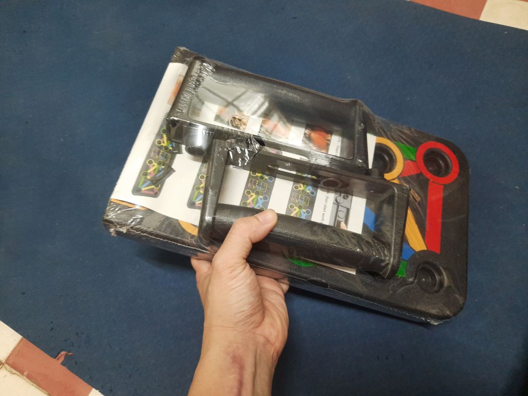 Đóng gói ít dùng bao giấy, ít nylon, xé ra vứt đỡ áy náy. Rất hài lòng.
Bản nhựa chắc chắn, tay cầm vừa vs mình nhưng chắc hơi nhỏ vs những bạn cao to cỡ m8. Mình tập thử thấy ko bị rung lắc. Có điều tốt nhất nên đặt trên thảm chống trượt (thảm yoga chả hạn) để hoàn toàn ko rung lắc khi tập.
Sản phẩm đáng mua, dễ dùng.