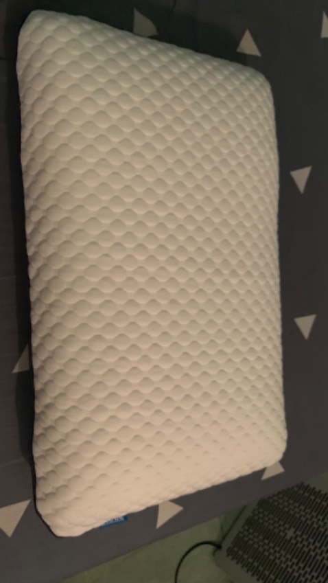 Dùng được mấy tháng mới dám đánh giá.
Mình thuộc dạng khó ngủ, nên cũng mua về để em tăng sức khoẻ giấc ngủ.

+ Ấn tượng 
- gối êm, mềm mại 
- nhỏ gọn vừa đầu
- gói hàng cũng rất gọn nhẹ

~ Nhược điểm
- Vỏ gối tuy dễ tháo rời để giặt nhưng vì vỏ gối màu trắng nên dễ dơ, có màu khác thì sẽ ok hơn

Chỉ có vậy thôi, mình vẫn đánh giá cao sản phẩm này, dù có thể mình dùng nhiều sản phẩm gối nhưng vẫn chưa tìm được loại gối hợp để cho mình giấc ngủ say.