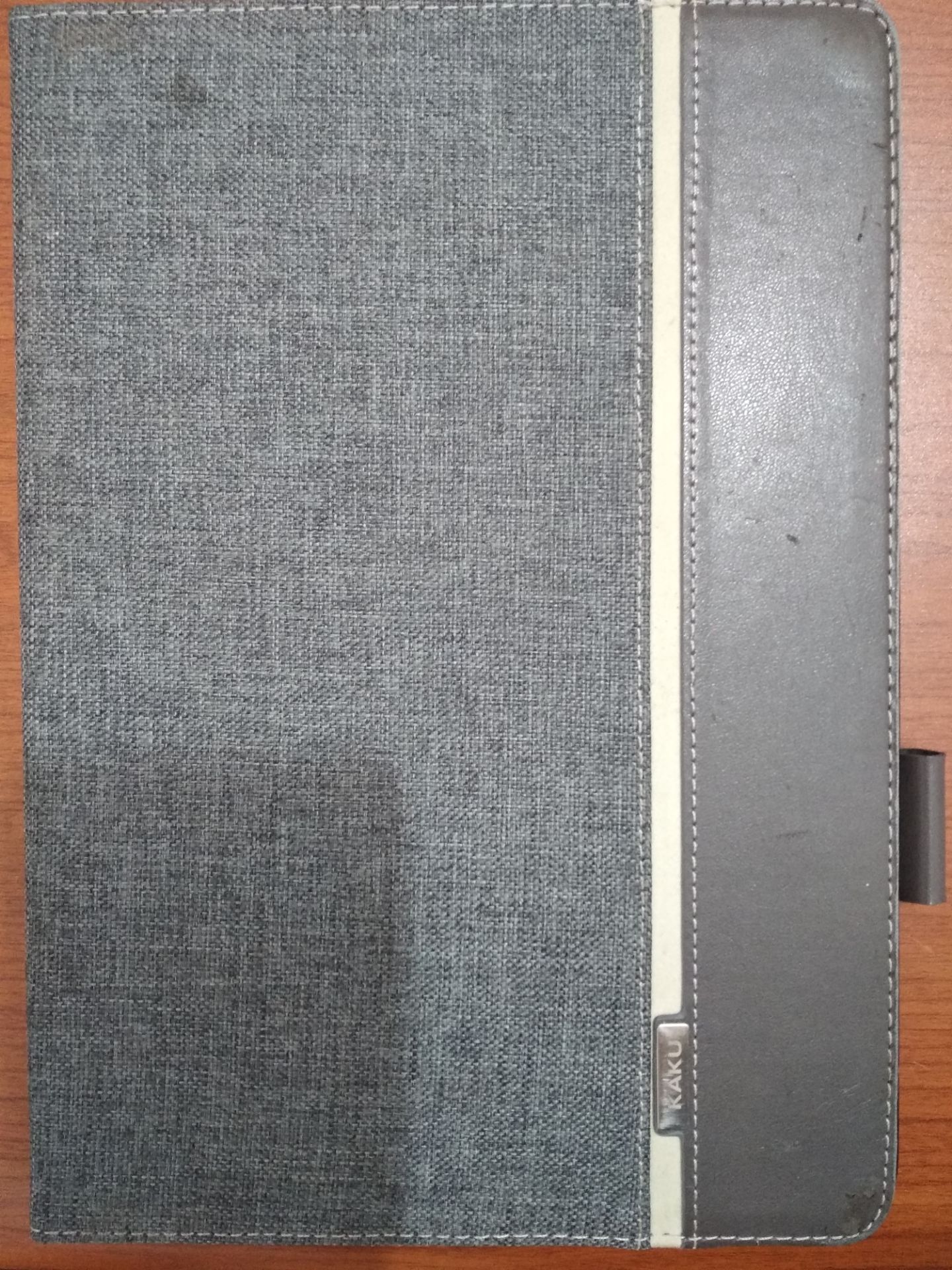 Rất dày, cầm chắc tay, nhưng sẽ nặng. Phù hợp dùng ipad ở nhà.