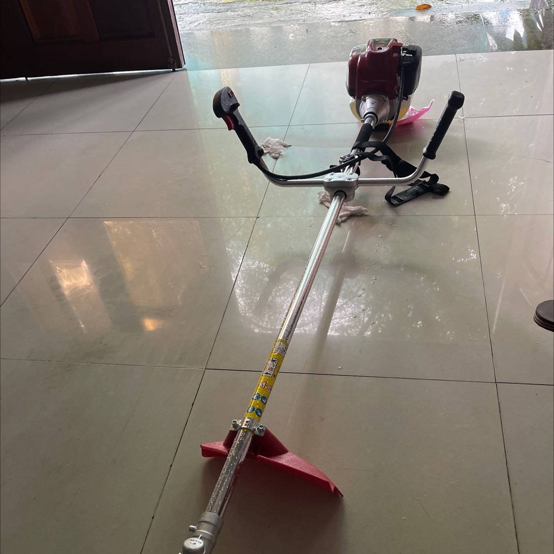 Giao hàng nhanh, đóng gói cẩn thận, shipper vui vẻ, lịch sự nhưng hơi buồn một chút vì giá tiền máy như vậy mà cái cần máy không được ưng ý, cần máy khá mỏng, nếu cắt bằng lưỡi dao chắc mau bánh cái cần, cắt bánh cước thì ổn