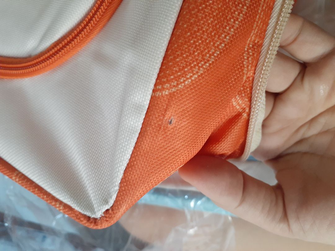 không hiểu sao bên bán hàng không kiểm tra hàng trước khi gửi đi ? Sản phẩm bị mốc , bị rách lỗi như này mà cũng dám giao cho khách ? 
Hay là nghĩ khách hàng sẽ dễ tính bỏ qua ? 
Không . 
Không có ai mất tiền mua món đồ gì về bị như này mà chịu cả , vì đồng tiền họ làm ra bằng xương bằng máu cả chứ k phải tự nhiên mà có . 
 Mình là 1 khách hàng suốt ngày mua hàng của tiki . mình yêu cầu tiki làm việc lại với bên bán hàng .