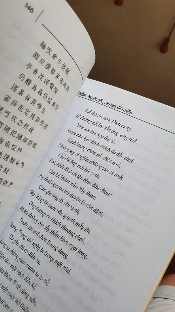 Đúng như lời mở : Nguồn gốc - Cấu tạo - Diễn biến
Sách hay, các bạn nên mua !!!
Người Nhật người Hàn đều có chữ riêng dù ảnh hưởng từ Trung Quốc , chữ Nôm của ta là vốn quí dân tộc !!!