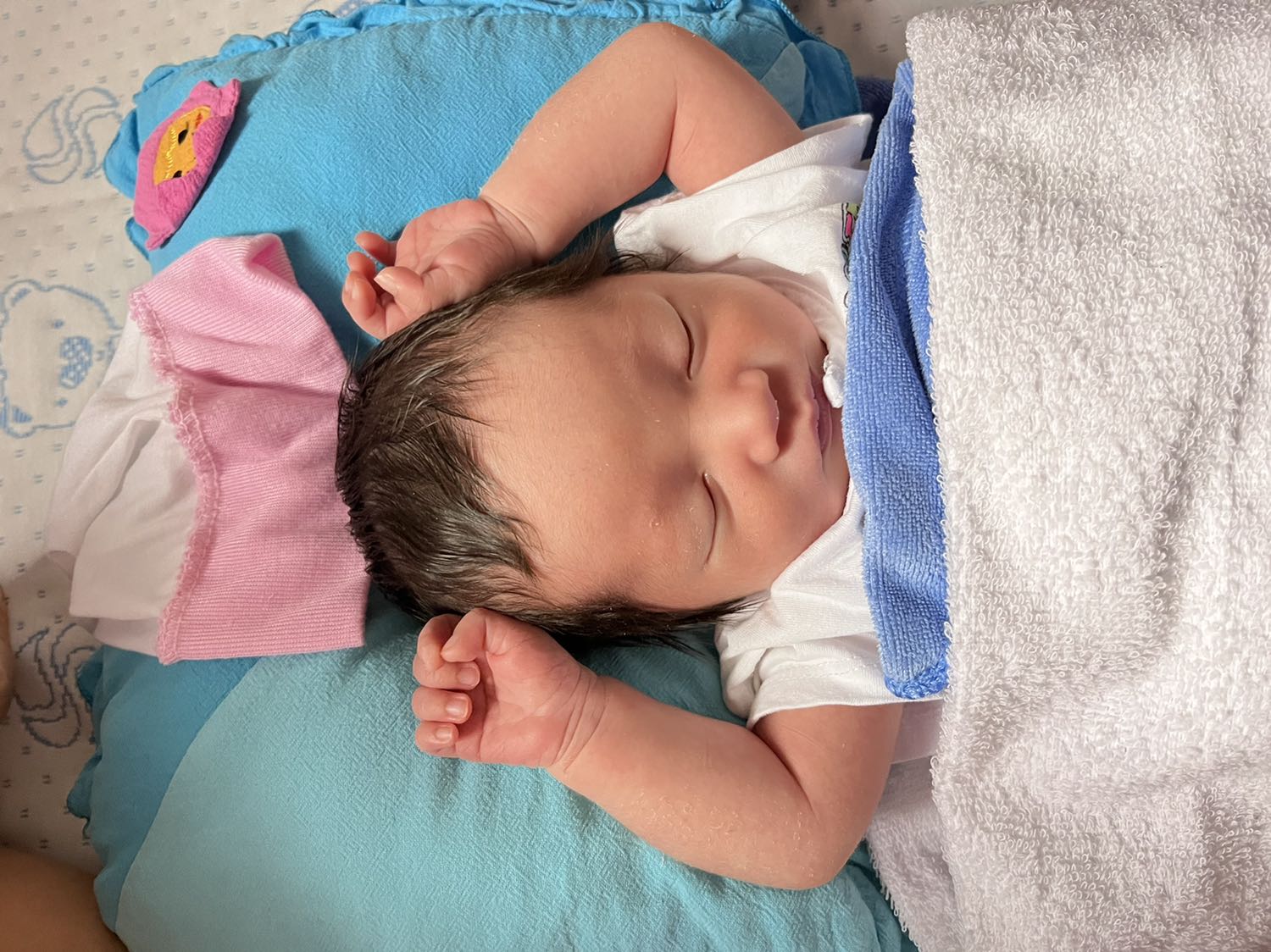 Thiết kế gọn nhẹ, tay cầm thuận tiệnMáy Đánh Trứng Philips HR3705 (300W) có thiết kế gọn nhẹ với tay cầm chắc chắn để bạn sử dụng dễ dàng mà không bị mỏi tay khi sử dụng lâu. Các bộ phận dễ dàng tháo...