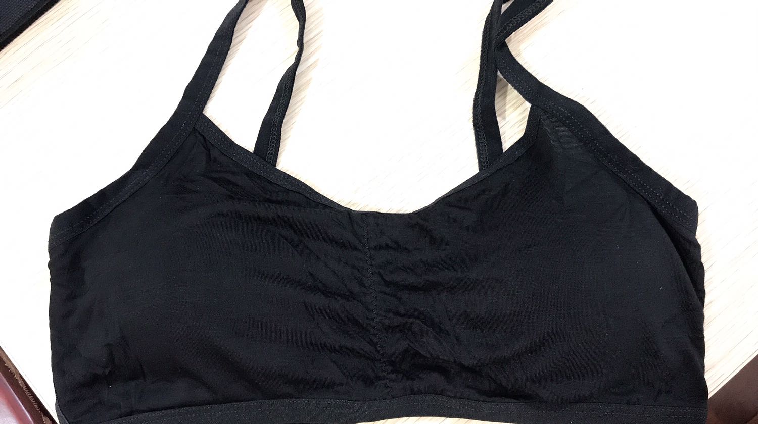 Áo mềm nhưng hơi mỏng, mút thì có thể đônj thêm, nói chung chấp nhận đc