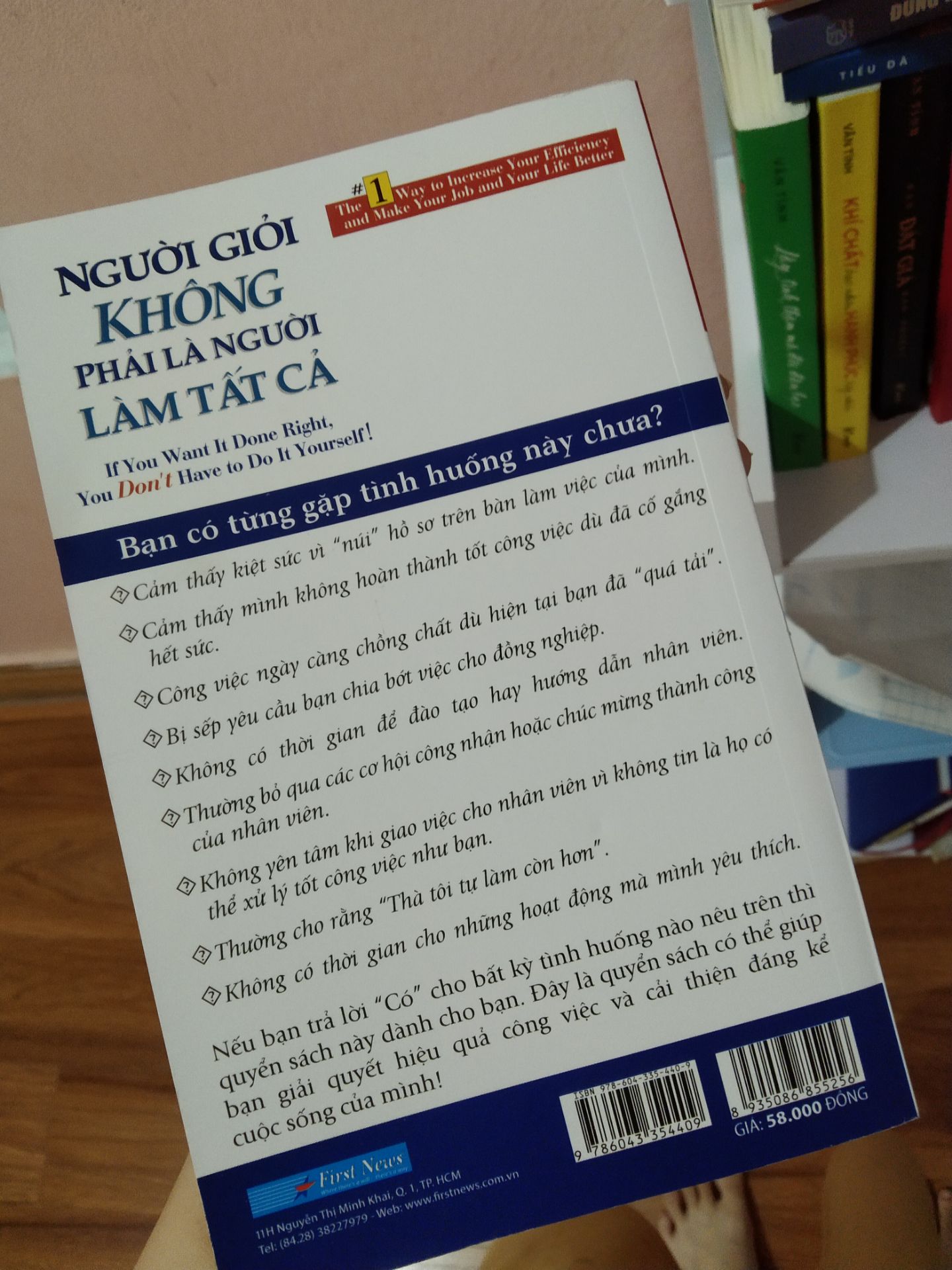 Mình đọc hết quyển này trong vòng 2 tiếng và thật sự các quy tắc trong sách giúp đỡ mình rất nhiều về sau. Tình huống đôi khi hơi general một chút nhưng tác giả cũng nói muốn viết một sách ngắn gọn súc tích nên yh everything is fine