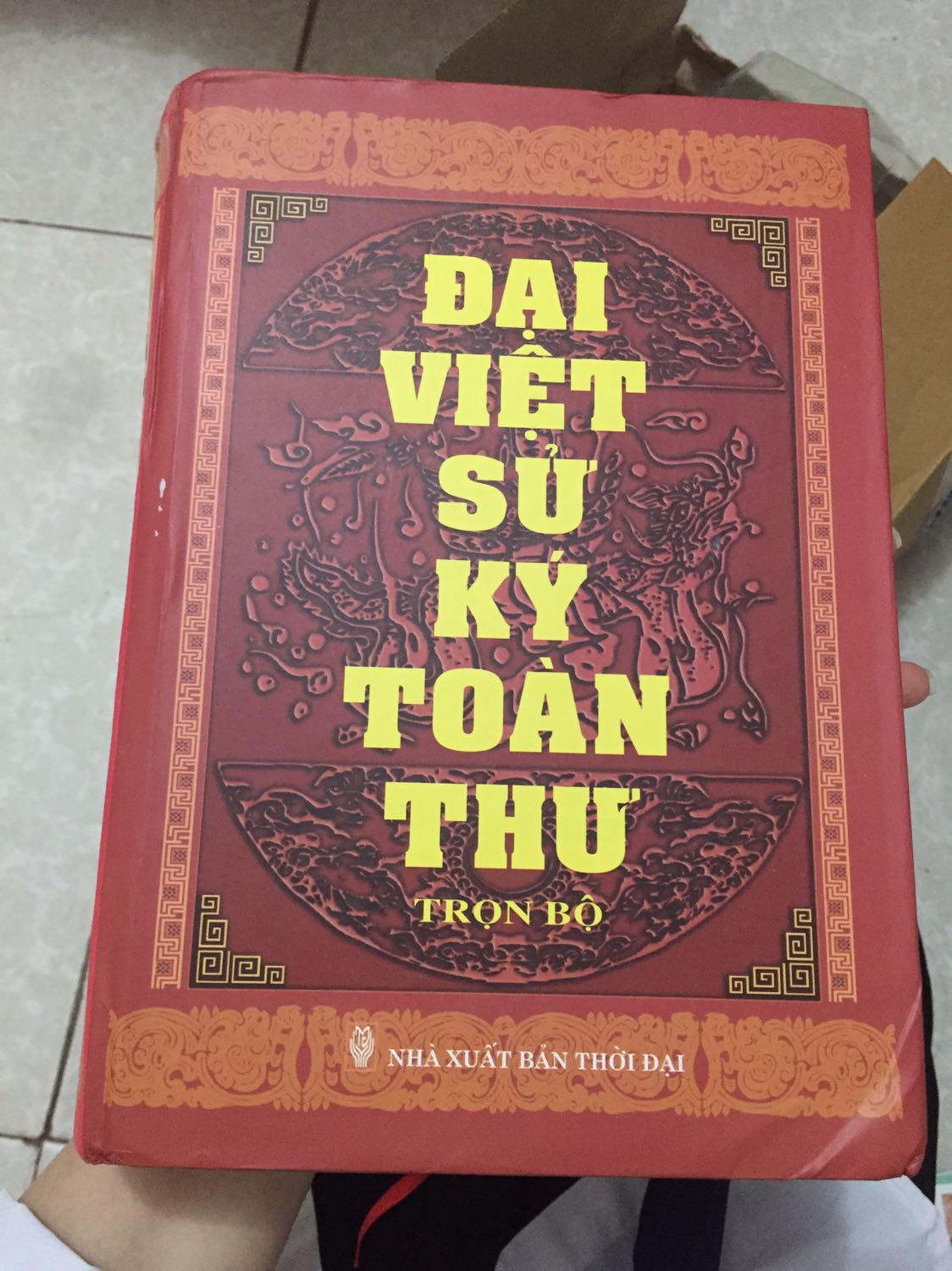 Hộp bị móp méo dẫn đến sách bị ảnh hưởng. Bên gáy sách có dấu hiệu bị móp và bị dán bằng băng dính. Shop cần cẩn trọng trong khâu đóng gói hàng, nên nhét thên giấy hoặc xốp tránh va đập