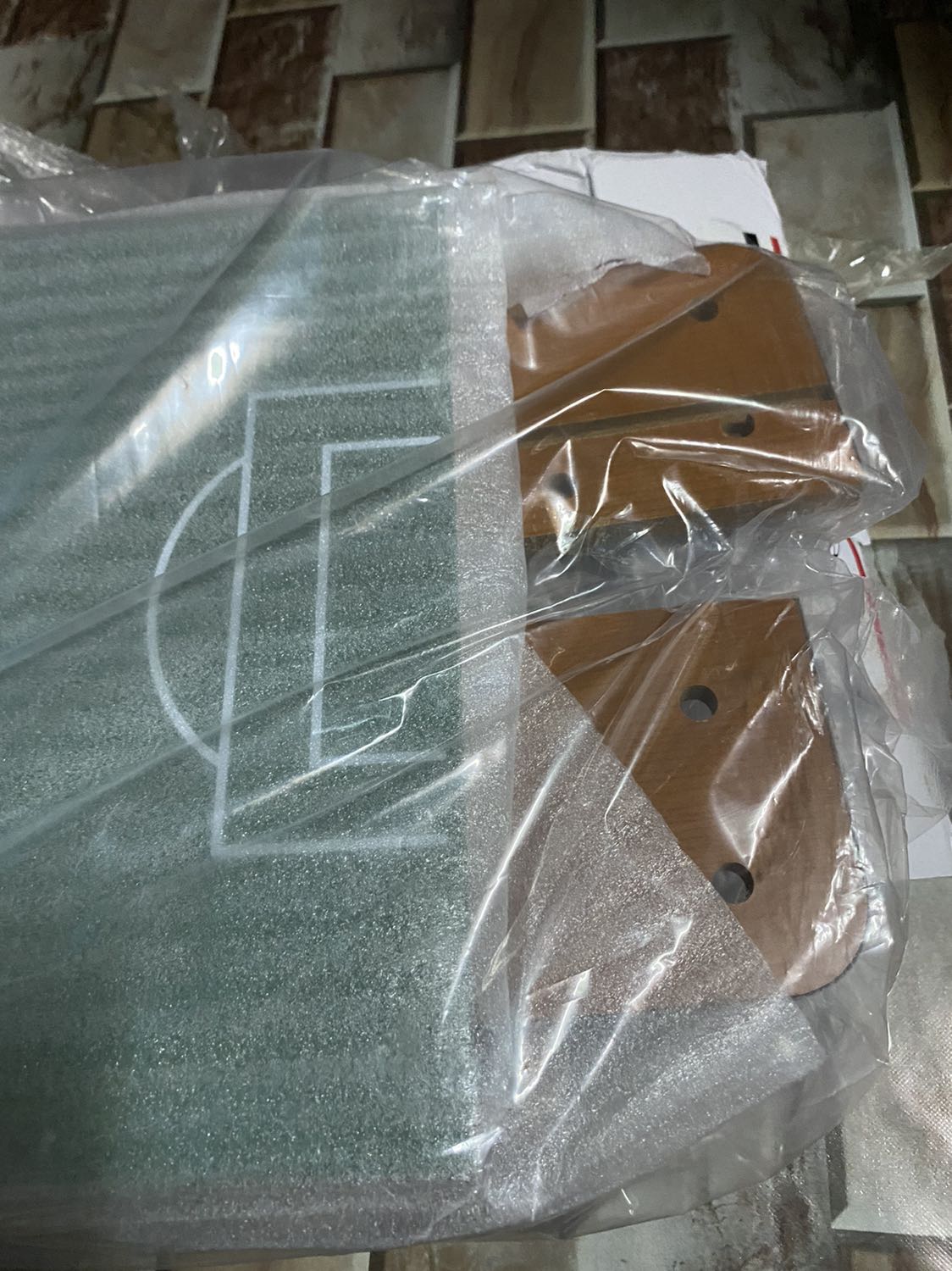 Tiki giao hàng đóng gói cẩn thận! Ốc vít shop cũng cho dư, bàn gỗ ép khá chắc chắn,  nhưng có điều thiếu mất cái tính điểm bên trái :((. tay cầm có chỗ thì khá chặt khí gắn và lắp ốc vào được.
Tổng thể thì okay chơi rất là vui! Nên mua.