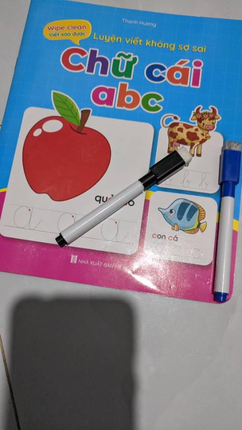 Sách thì như hình. Bút tặng  nhỏ xíu. Tặng 2 cây thì 1 cây ko có mực. Cây còn lại viết chưa được 2  tập thì hết mực