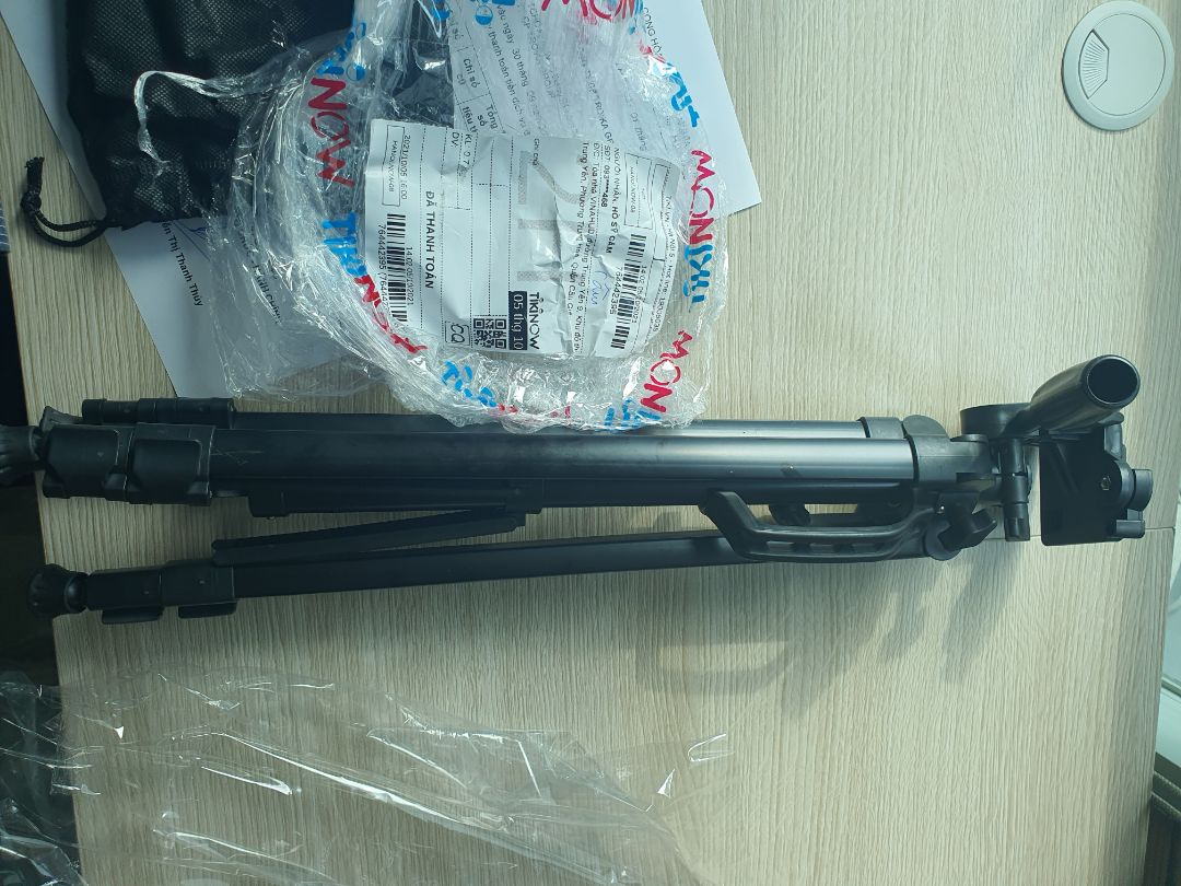 Giao ko đúng sản phẩm, khác xa so với mô tả quảng cáo, xước, ko có remote, ko có kẹp điện thoại kèm theo. Yêu cầu thu hồi đổi lại đúng mã đã đặt hàng