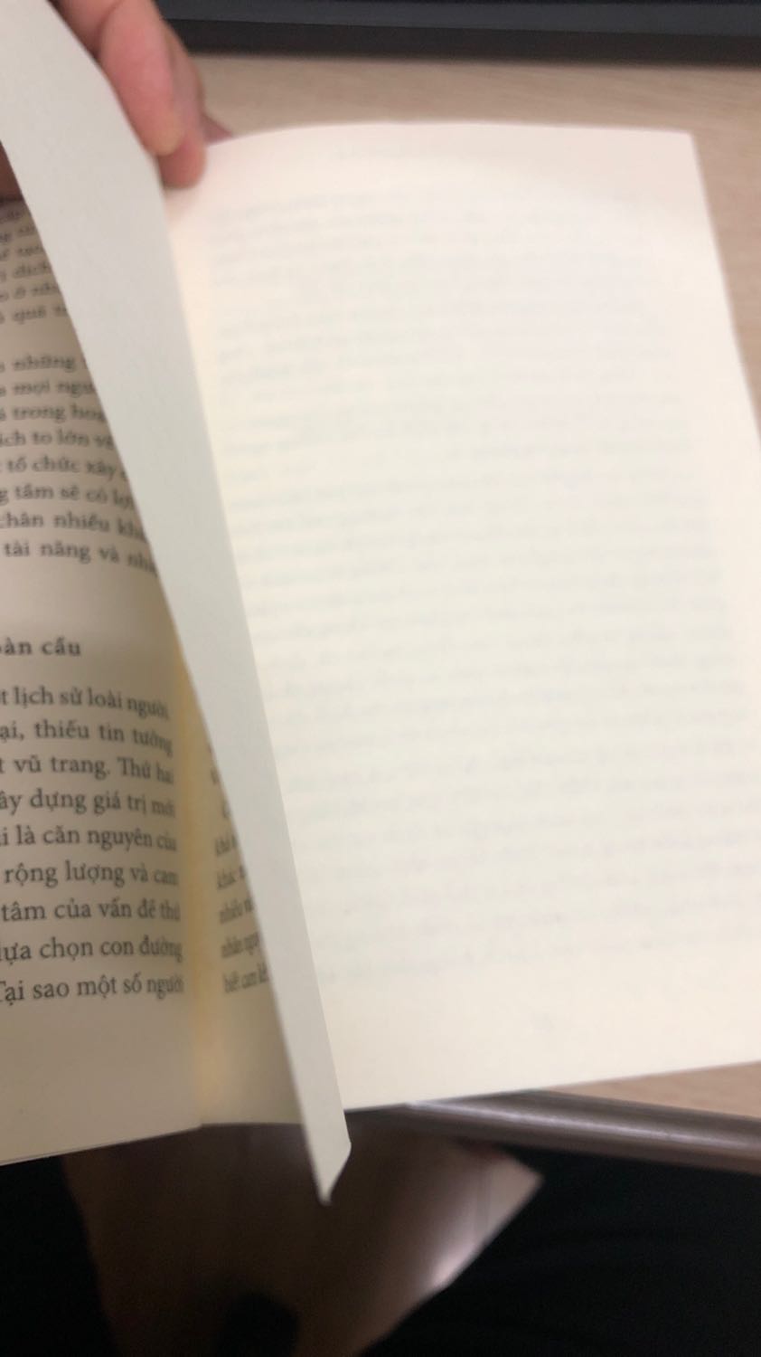 Tuy sách đóng quyển và bọc nilon, nhưng đọc đc mấy trang thì gập một việc tôi không hài lòng chút nào: sách bị trống liên tiếp nhiều trang, mất sạch nội dung những trang đó. 
Rất thất vọng.
Đề nghị các bạn TIKi kiểm tra và đổi sách cho khách hàng.
Cảm ơn.
