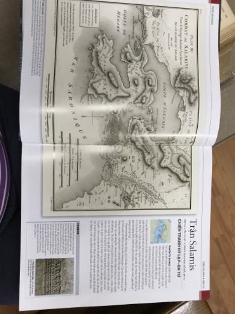 Sách có ảnh màu rất đẹp về các bức phù điêu, chạm khắc, bản đồ trận chiến cổ xưa giá trị và các bức hoạ vẽ lại các trận đánh sắc nét. Chữ to. Giấy bóng, đọc dưới ánh điện hơi loá.

Các trận đánh được mô tả sơ lược, phác hoạ các dữ kiện chính dưới hình thức viết và hình ảnh. Có thể người dịch không hiểu tường tận trận đánh và/hoặc chỉ dịch theo đúng những gì mô tả nên người đọc rất khó hiểu và khó theo dõi. Mình vừa đọc vừa tra wiki hoặc almanach mới hiểu rõ diễn biến trận đánh.

Tóm lại, sách này chỉ dành cho những ai đã có hiểu biết và kiến thức về các trận chiến lịch sử, và đọc sách này như là sơ đồ thông tin để nhớ lại.

Kèm dưới đây là hình chụp 1 trận chiến ở 2 nguồn để mọi người hình dung được