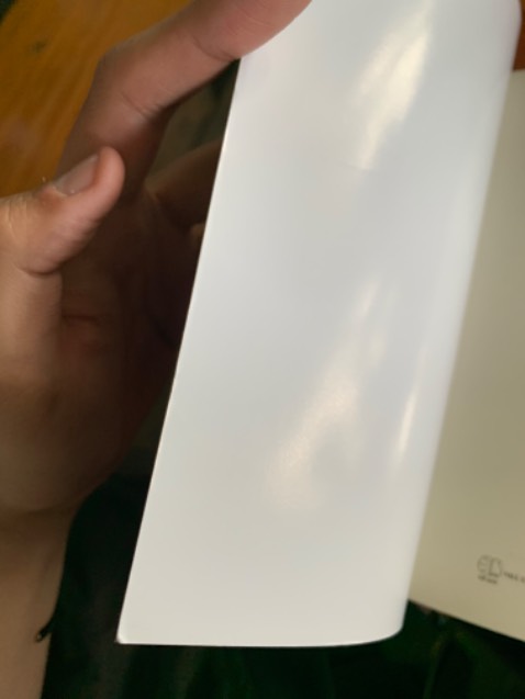 Nội dung của sách thì không có gì phải bàn, nhưnh rất tiếc nội dung như thế này lại bị đóng gói khá tệ. Spiderum không bọc chống sốc cho sách khi gói hàng làm viền sách có những vết tróc khó chịu, cộng thêm việc bìa không gấp vào trong 1 khoảng như đa số sách mà cắt theo khuôn sách luôn làm cho việc tróc bìa có khả năng tróc sau khi mở sách vài chục lần. Chất lượng mực in không đều, khuôn in có vẻ bị lệch làm cho nội dung bị lệch so với trang giấy. 
Rất tiếc khi một cuốn sách tốt như thế này lại có chất lượng khá thấp, nó xứng đáng được chăm chút hơn. So sánh với cuốn Epictetus thì một trời một vực.