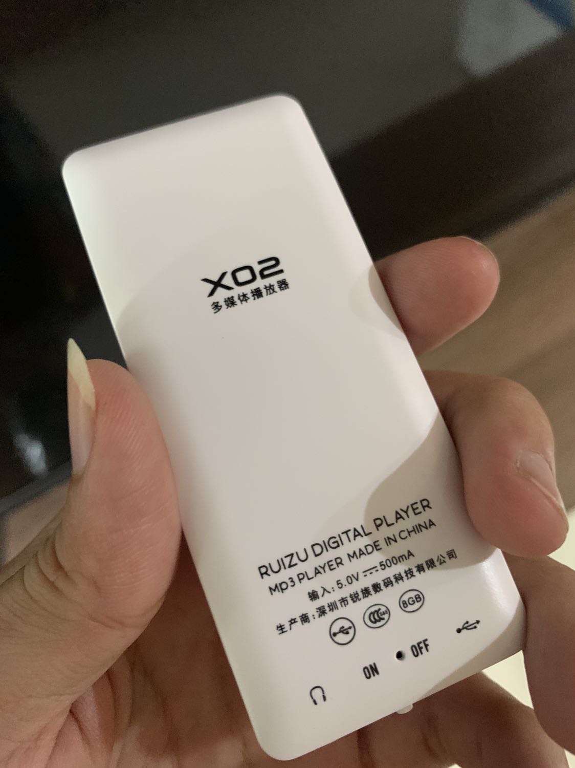 Ổn trong tầm giá nha. Cách sử dụng phím bấm hơi lạ, sử dụng một lúc mới quen đc. Máy nhỏ, vỏ nhựa, cài sẵn 2 bài để ***, có tai nghe đi kèm nhưng chắc phải sắm tai nghe khác :))