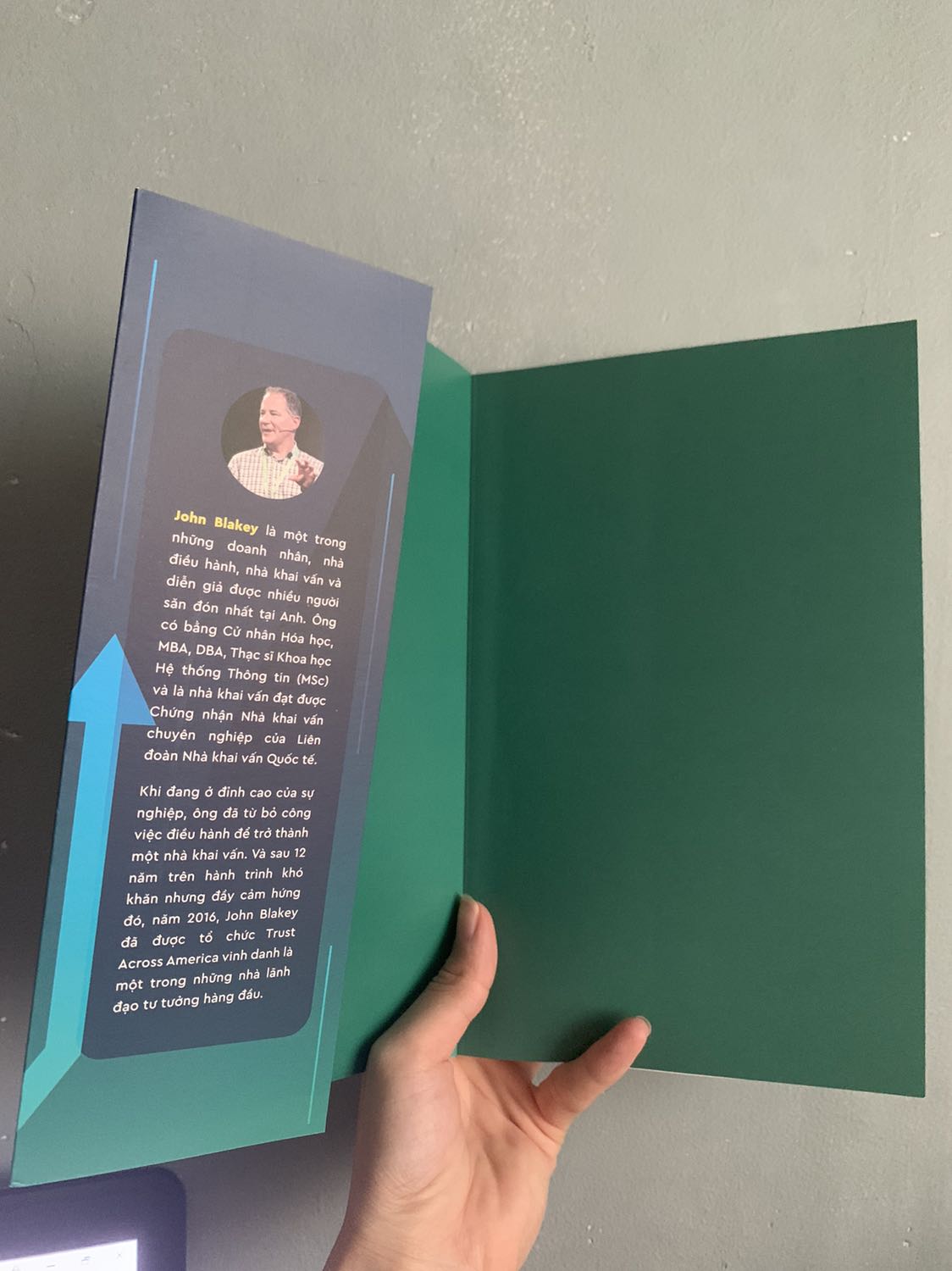 Chưa đọc nên k review nội dung, sách đẹp, trình bày đẹp nhìn thích đọc. Giao hàng cẩn thận