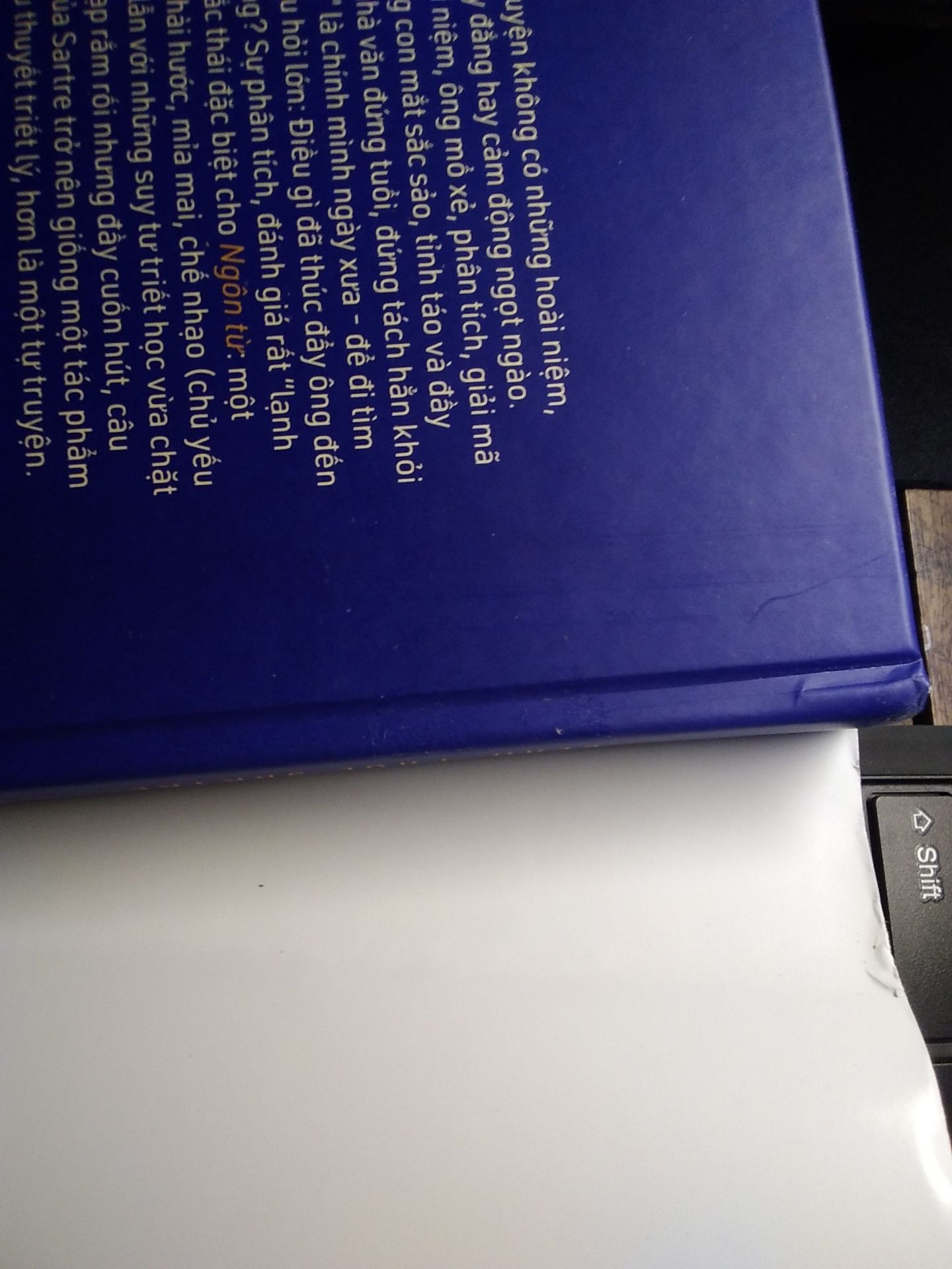 sách có dịch vụ book care nhưng không chịu care book, không có cái đee chống xóc cho sách, phía gáy sách bị cong, bìa sau sách dính keo, bìa trước có nhiều vết xước với bụi bặm. trước khi bán thì shop nên để nó sạch sẽ
giao hàng tạm được