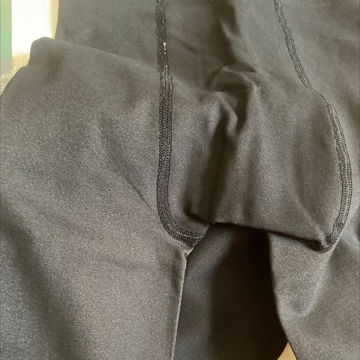 Đẹp bên trong có lót da tạo hiệu ứng thật chân.
dày dặn sẽ mua lại