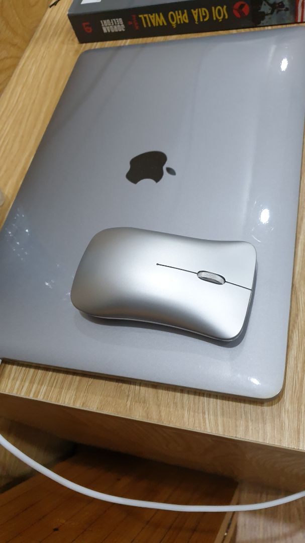 Mặc dù là chuột bluetooth em mua về dùng với Macbook, nhưng cố gắng đủ mọi cách vẫn không kết nối được ạ. Thành ra bỏ đó không biết dùng vào việc gì nữa :((