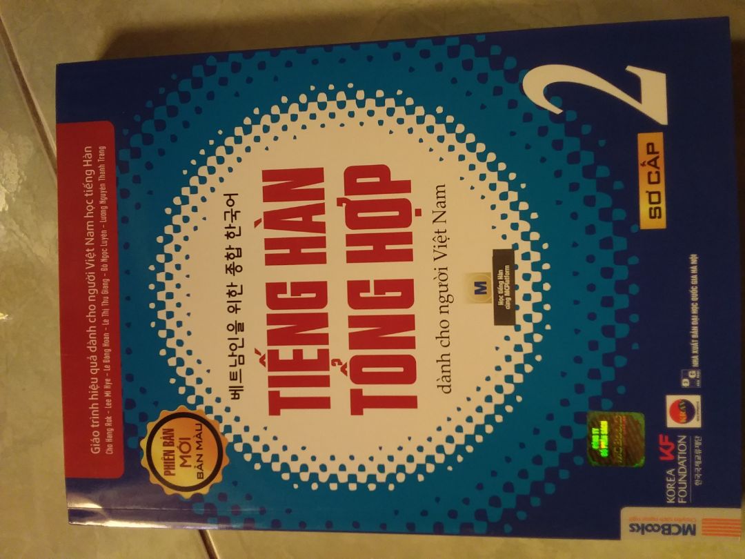 đặt sách bản 2019 vì khong tìm được bản 2020, không ngờ lại được giao bản 2020. đúng là đặt của NXB nên được phiên bản mới nhất, buồn mỗi cái là không được dùng bookcare. sách học mà k có học thì dễ hư.