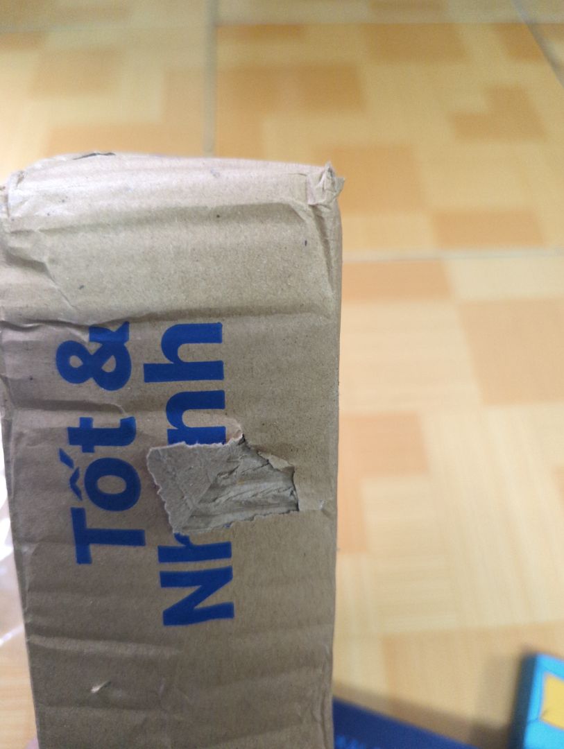 Mới nhận sách nhưng thấy bị móp các cạnh như vậy là không vui rồi.