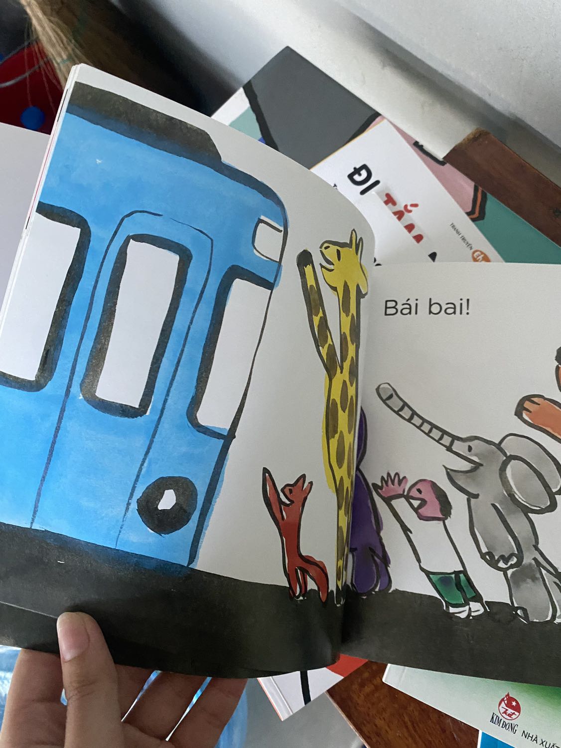 con mình thích sách này lắm nên mình mua về xog cũng tìm hiểu một chút về ehon, thấy rất nhiều điểm tốt