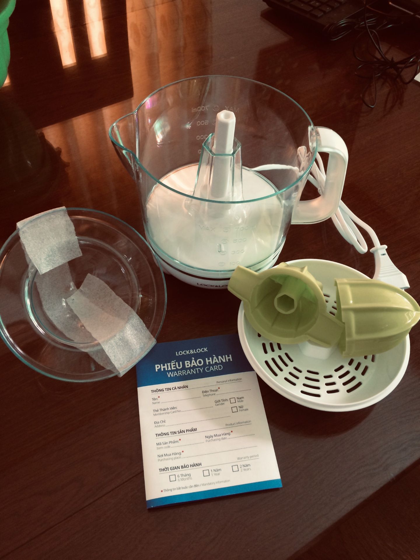 Máy nhỏ gọn, nhẹ, không có cồng kềnh gì hết á. Mình dùng thấy tốt, máy đảo 2 chiều, vắt sạch cam. Máy chạy khá êm, dễ tháo rời để rửa máy.Hàng Lock&Lock thì an tâm khi sử dụng nhá mọi người. Ai có đang phân vân mua loại nào thì mình xin đề xuất chiếc máy này nhá. Tiện lợi và thích hợp dùng cho gia đình lắm đấy.