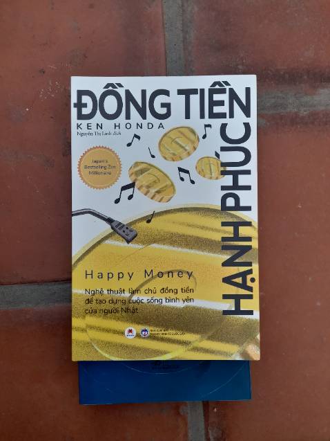 . Mình đặt mua cuốn sách này trong những ngày giáp Tết đầy bận bịu và cả nhiều nỗi lo về tiền bạc. Mình luôn là đứa có vấn đề với tiền, và cuối năm là đỉnh điểm của vấn đề ấy. Tiền lương thấp, thưởng chẳng được bao nhiêu, nỗi dằn vặt vì bản thân kém cỏi, áp lực đem tiền về cho mẹ cha. Hạnh phúc đôi khi được đong đếm bằng việc được thưởng có nhiều không, là kiếm đc bao nhiêu tiền moiix tháng...Là vậy đó. Đồng tiền hạnh phúc giúp  nhìn sâu hơn vào bản thân và những suy nghĩ của mình về tiền. Những kí ức của quá khứ đã ảnh hưởng đến suy nghĩ của mình ra sao. Mình nhận thấy hơn cả vc giúp mình quản lý tiền bạc ra sao, theo công thức nào, cuốn sách giúp mình nhìn nhận lại, phân tích bản thân và giúp mình lựa chọn 1 lối sống với những suy nghĩ tích cực hơn về chuyện tiền bạc.