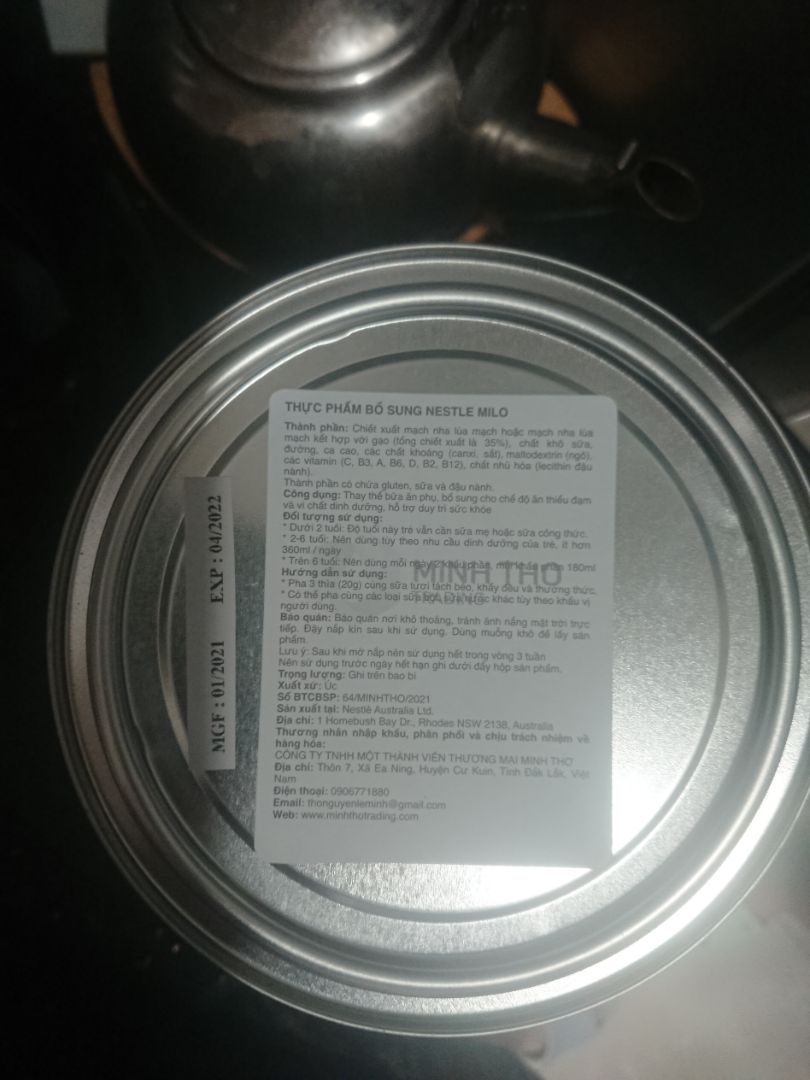 Mình đặt Tiki now nên giao hàng khá nhanh, sản phẩm được đóng gói, bao bọc kĩ càng. Vỏ hộp nhìn còn khá mới; thành phần của hộp của hộp cũng khác với hộp nhựa bình thường: bên hộp thiếc mình mua, trên vỏ bao bì sản phẩm chỗ thành phần không có sữa bột tách kem, bù lại tổng chiếc xuất lúa mạch của hộp thiếc là 35%, qua đó mình thấy được sữa ở hộp thiếc không thơm bằng sữa trong hộp milo bình thường nình hay uống. Nắp hộp được làm bằng thiếc hơi mỏng chút, nên mở ra không cẩn thận sẽ bị biến dạng.
Kết luận: sản phẩm ít béo hơn milo bình thường, đáng tiền mua.