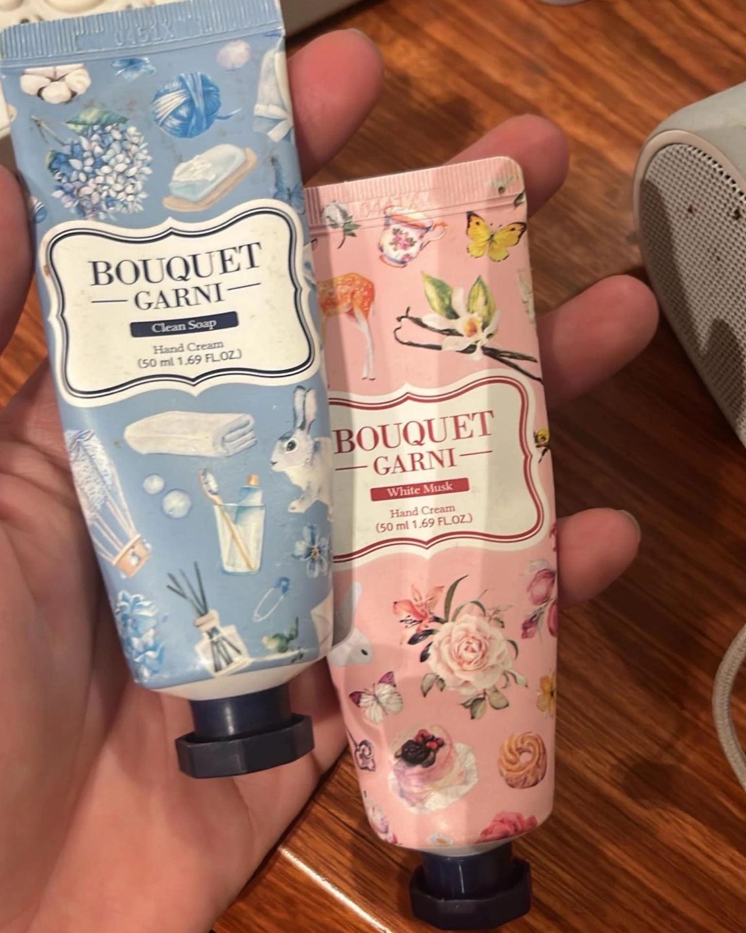 Mình mua bình thủy tinh đựng nước uống hàng ngày. Túm lại, thủy tinh trong veo, xịn xò, rất ưng ý. Hàng Nhật Bản, mọi chi tiết đều tinh tế và chất lượng cao.