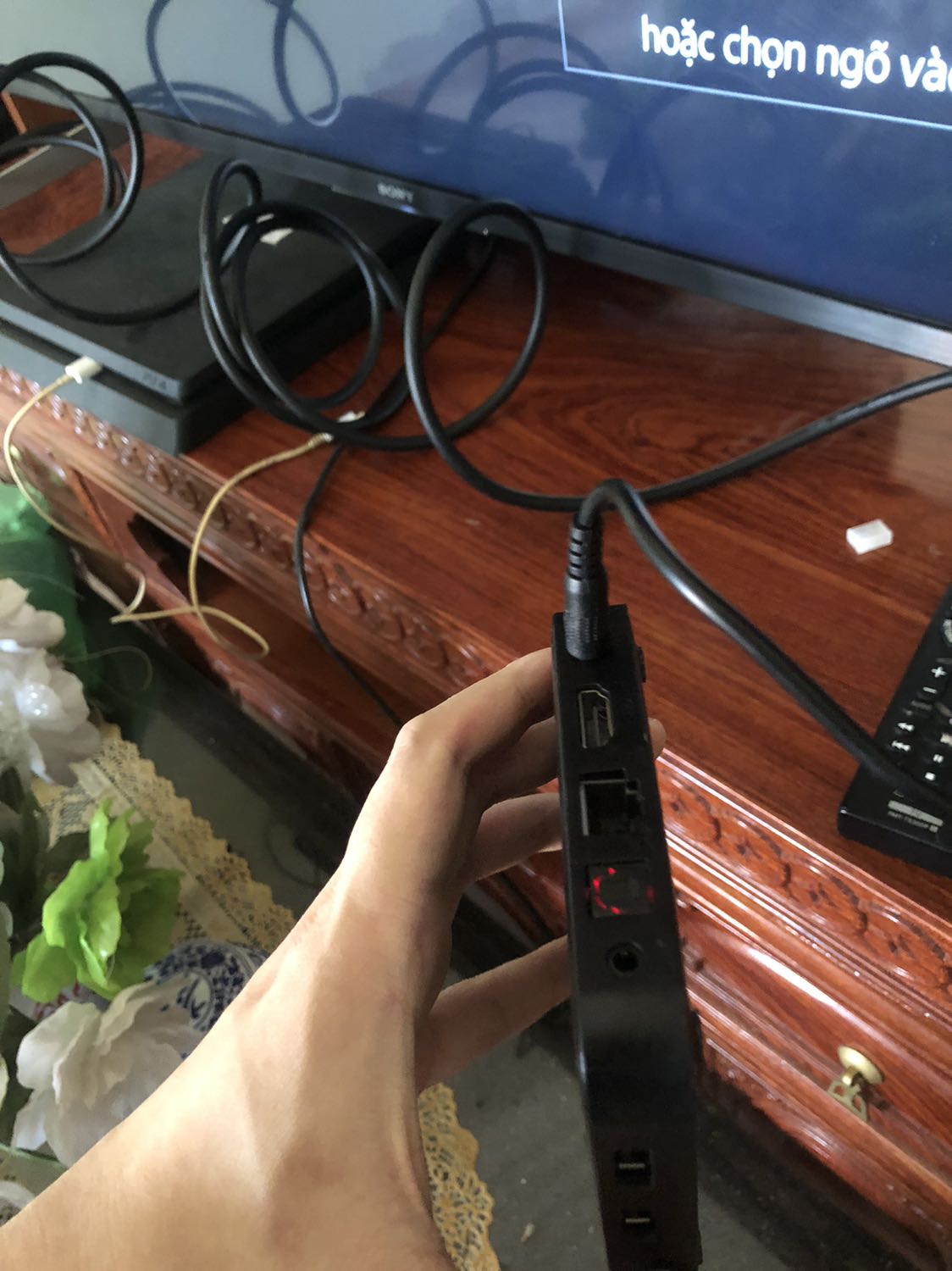 Vừa mua về mở máy không lên nguồn chỉ sáng đèn đỏ phía sau, mặc dù là hàng mua hàng mới nhưng chất lượng vỏ ngoài như hàng cũ, bụi bẩn, giúp mình refund đc ko ạ