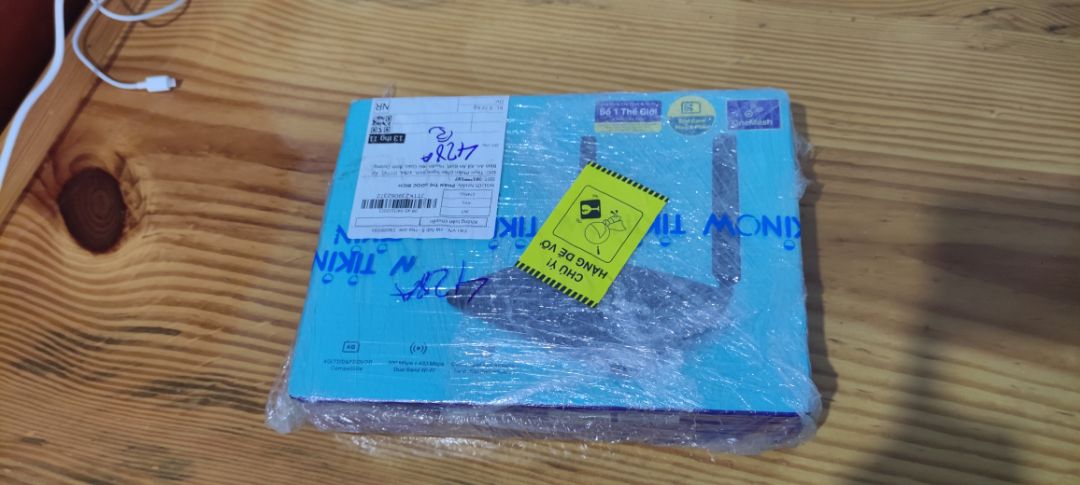 Giao hàng ổn, đóng gói hơi sơ sài, hộp bị móp méo vài góc. Hàng chất lượng, cắm sim, cắm điện vào là chạy tốt. Nơi mình ở sóng 4G khá yếu nhưng vẫn chạy mượt, ok!