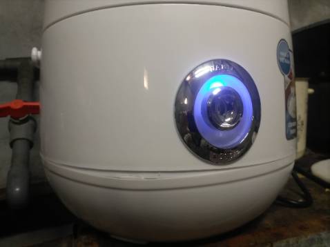 Cơm nấu nhanh ăn ngon, không biết do bên vận chuyển hay lỗi nhà sản xuất mà phần vỏ nồi cơm bị hở.