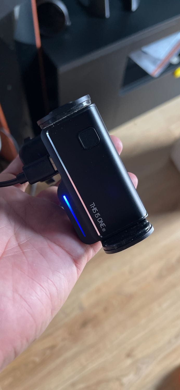 Phải sạc pin ngay lúc mở hộp. Cảm nhận ban đầu mở êm, gọn nhẹ, sử dụng được trong 2 tình huống cắm khe máy lạnh và gắn kiếng táp lô