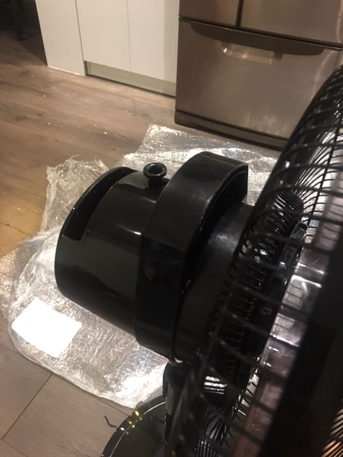 Đóng gói cẩn thận, giao hàng đúng hẹn dù trời có bão số 2. chất lượng quạt rất tốt. Có điều khiển