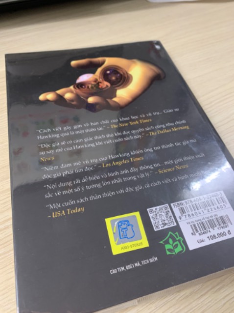 Sách hay, có trang ảnh màu, nhiều kiến thức và nhiều từ ngữ chuyên môn, đã cắt giảm tất cả công thức, cuốn này và Lược sử thời gian có nhiều phần kiến thức chung, có nhắc lại nhưng với những từ ngữ và tiếp cận khác nhau. Nếu đọc 2 cuốn lần lượt thì vừa khám phá, vừa ôn lại kiến thức. 
Tuy nhiên đây là một cuốn sách khá khó đọc với những người mới và không học vật lý nhiều