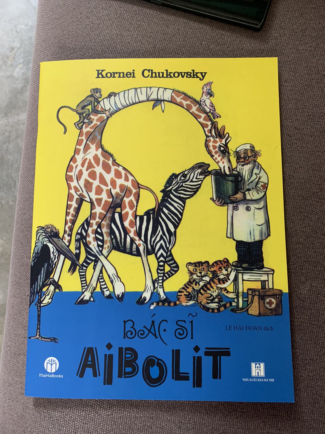 [MaiHaBooks] Sách không có vấn đề. Bên giao hàng đòi chụp hình kèm CMND. Một ý rất tệ. Họ nói cửa hàng yêu cầu. Mình ráng nhận hàng chỉ để ghi góp ý này. Lần cuối mình mua hàng từ shop MaiHaBooks.