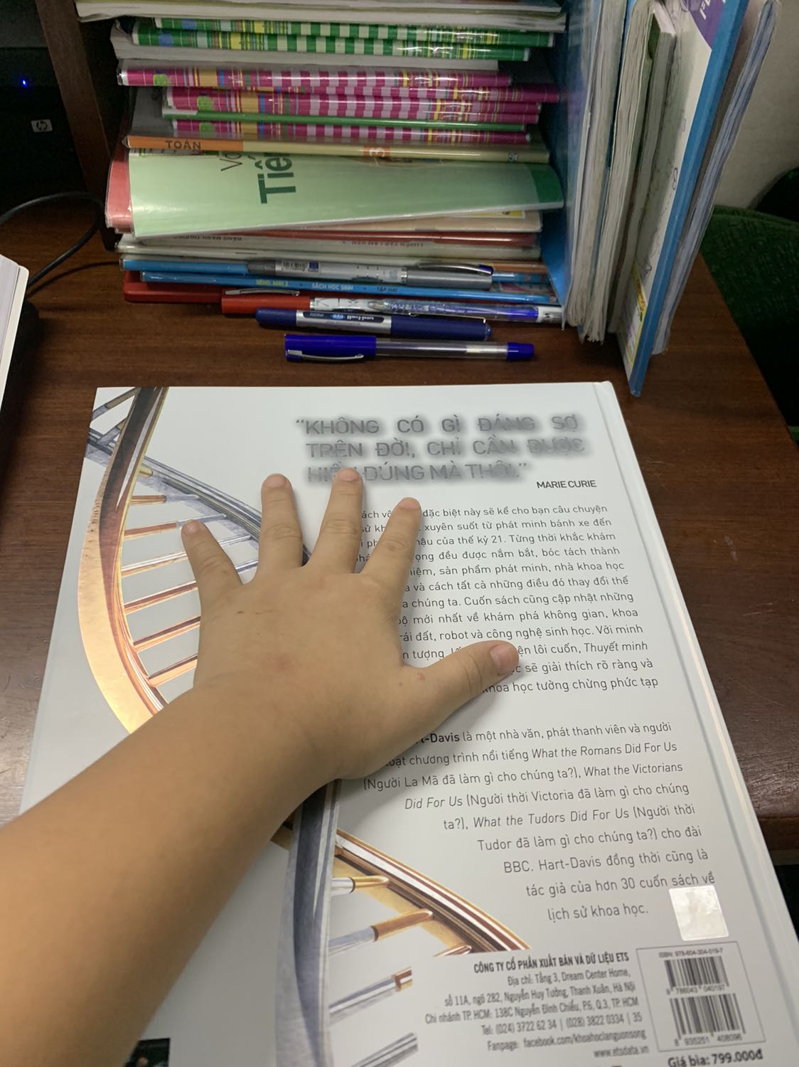 một quyển sách khoa học cực kì tuyệt vời.kể lại toàn bộ kiến thức khoa học của nhân loại từ sơ khai đến hiện đại.Giá như tôi mua nó sớm hơn.Tiki cũng bán rẻ!