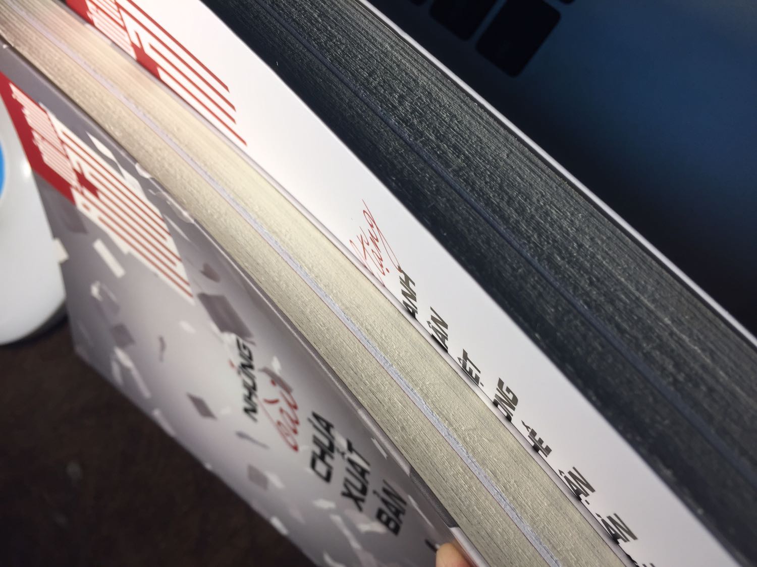 Xin chào Happy.Live,

Mình cảm ơn vì đã nhận được như thời gian dự kiến. Sách được bọc rất cẩn thận.

Tuy nhiên, không như các cuốn sách khác của Happy.Live, combo 2 cuốn sách này của TS Alan Phan chất lượng giấy chưa được đảm bảo. Bản thân mình chưa hài lòng với điều đó.

Vậy, thân mong Happy.Live cải thiện chất lượng giấy để mang lại cho độc giả cảm giác, trải nghiệm tốt hơn!