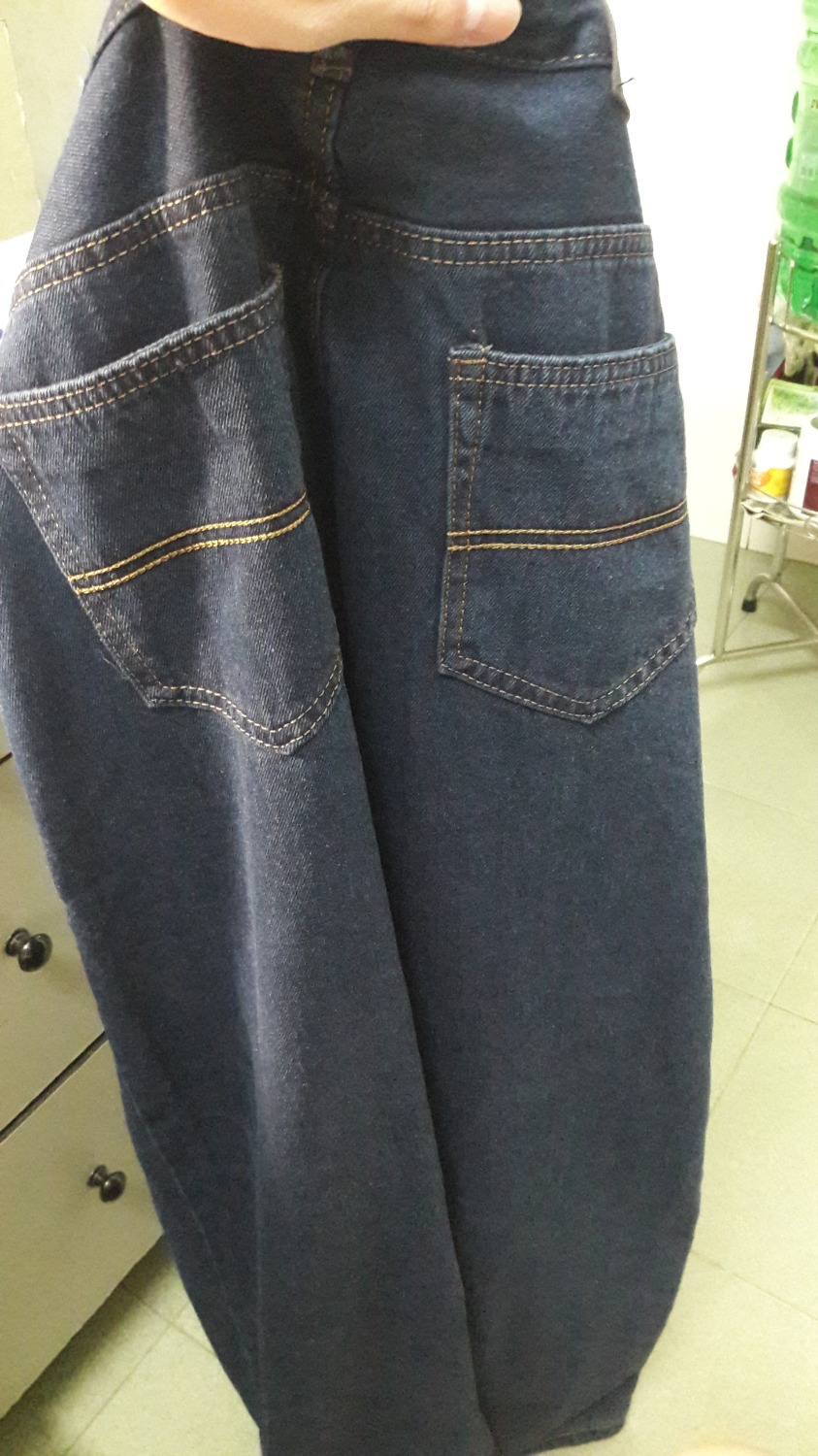 Mình đặt quần size 34 cũng tạm ổn, mà có điều ống quần suông thì chấp nhận nhưng ống to quá cỡ nhìn rất kỳ cục, và chiều dài quần quá ngắn size 34 mà ngắn lên tới mắt cá chân tui cao 1m72, chỉ may ngay túi rất ẩu tả, không tỉ mỉ cũng không lấy chỉ thừa ra nữa. Chất liệu vải cứng không co giãn ai mua nên cân nhắc. Giao hàng hơi lâu 1 cái quẩn 3 ngày mới giao nổi tới. Nói chung với giá vậy hàng vậy cũng đc.