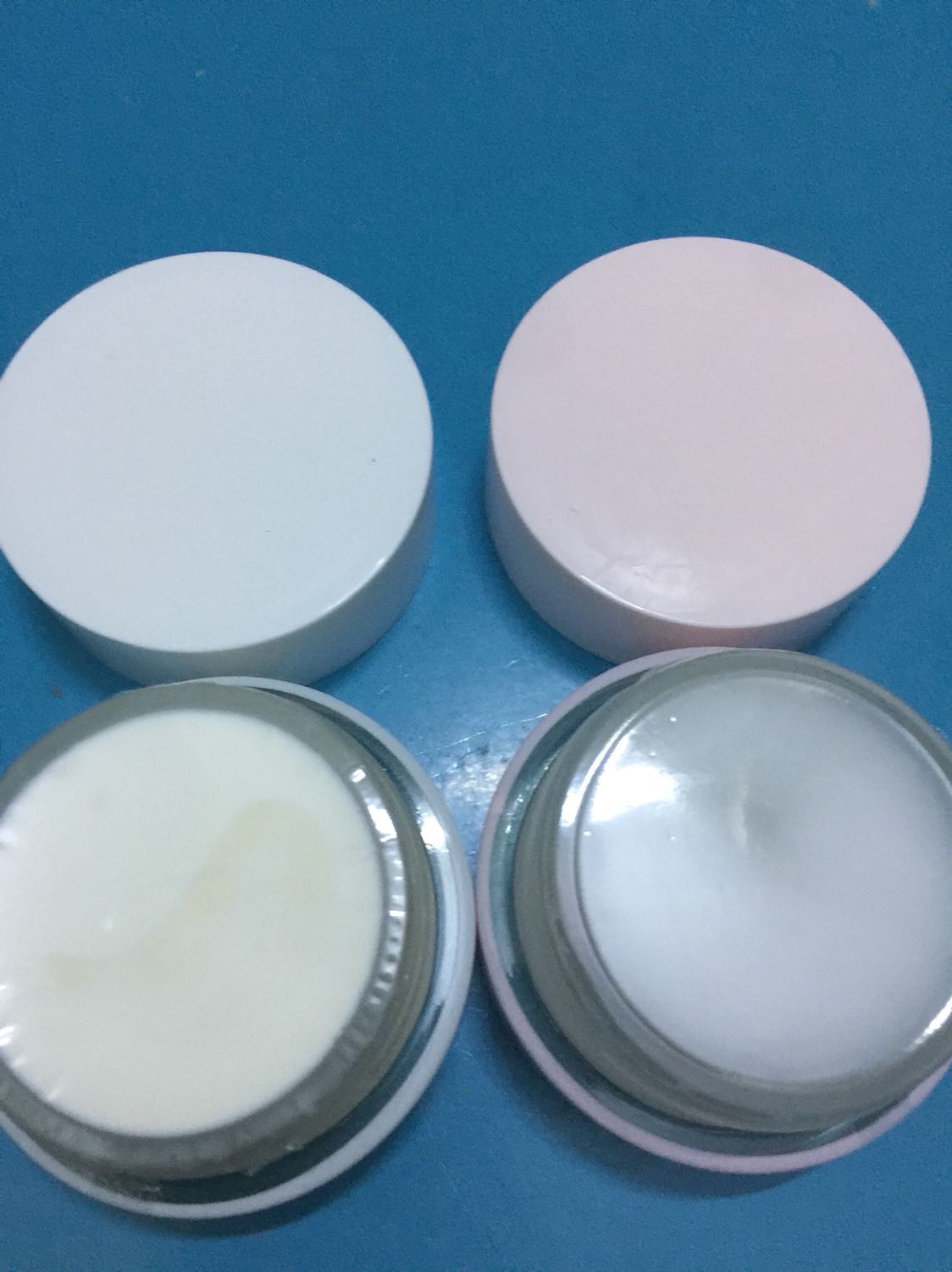 Mua 2 hũ kem. 
Bên trong 1 hũ kem như có vầng đọng nước bên trong. Liên hệ Tiki mãi ko trả lời về đổi trả hàng hoặc như thế nào cả. Sđt ***