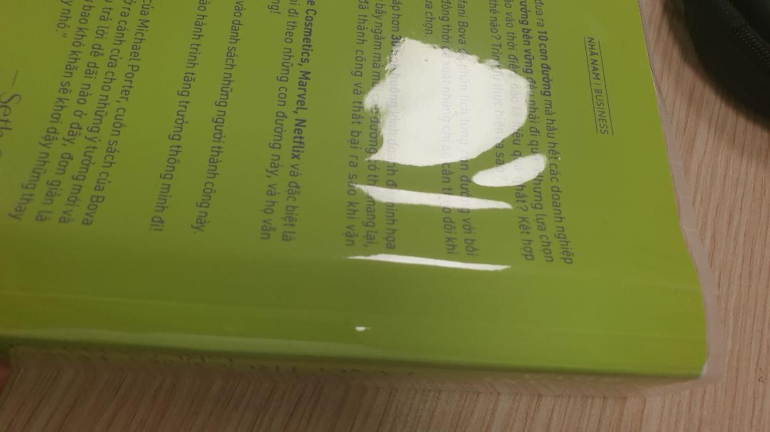 vận chuyển đóng gói kém, sách để trong hộp ko vừa dẫn đến xô lệch, gãy gập cả bìa vào dù bìa cũng khá là dày, mua gói bookcare mà sách thế này có gọi là "care" không?!